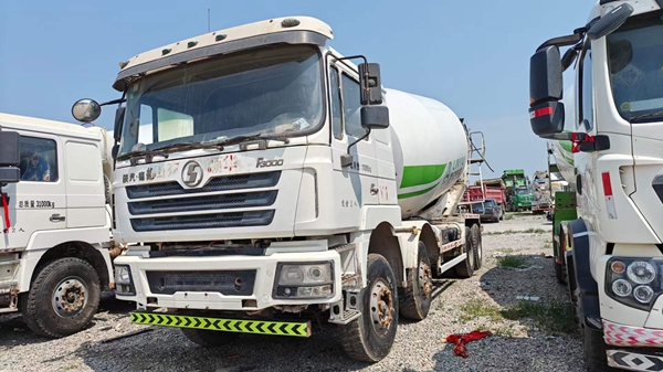 二手德龍攪拌車(chē)罐車(chē)